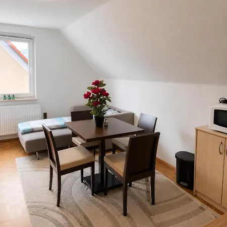 Zentrale Mit Parkplatz Inklusive 레오벤